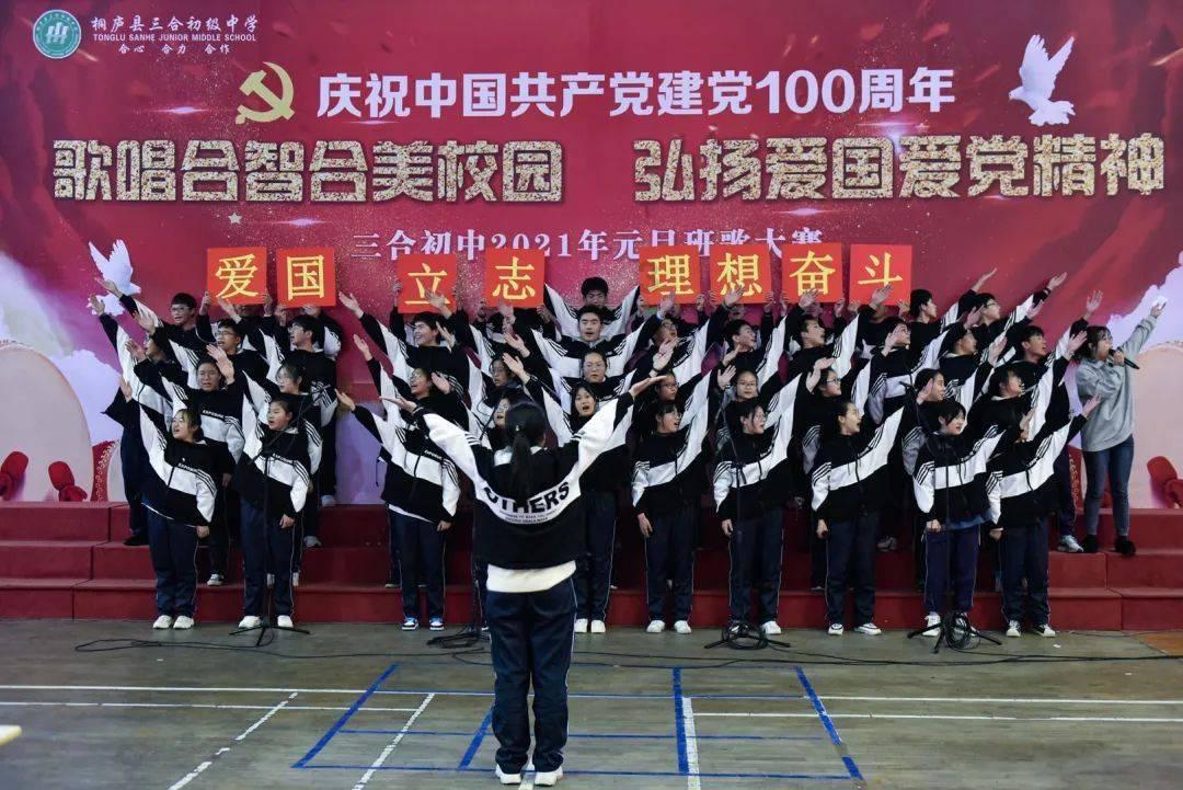 逃离海滩的女孩